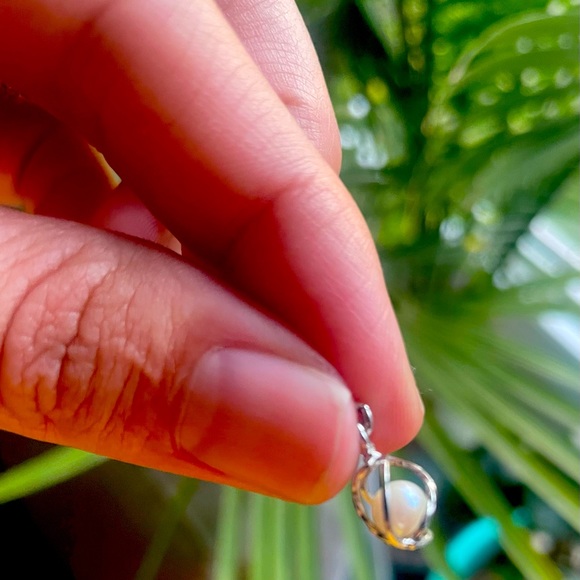 Dainty pearl pendant - Picture 2 of 3